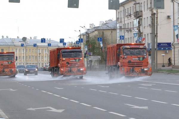 В Смоленске продолжается уборка улиц от пыли
