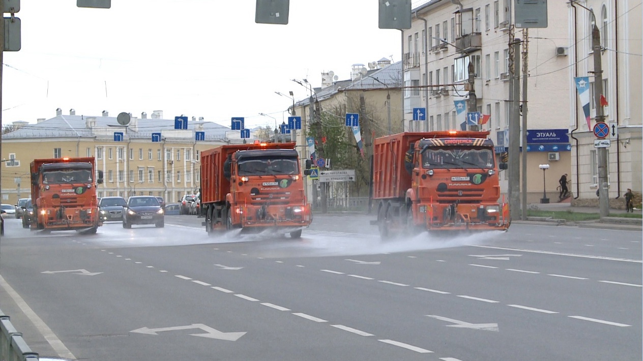 В Смоленске продолжается уборка улиц от пыли