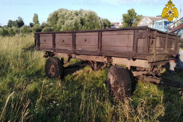 В Смоленской области в прицепе трактора загорелось сено