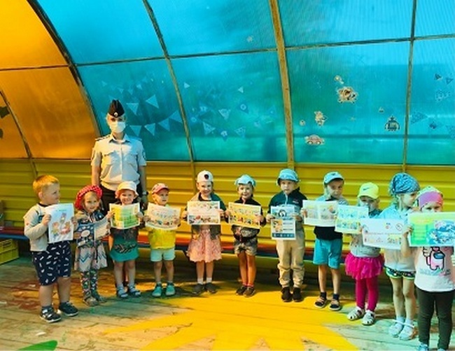 В Рославле сотрудники ГИБДД провели практическое занятие с дошкольниками