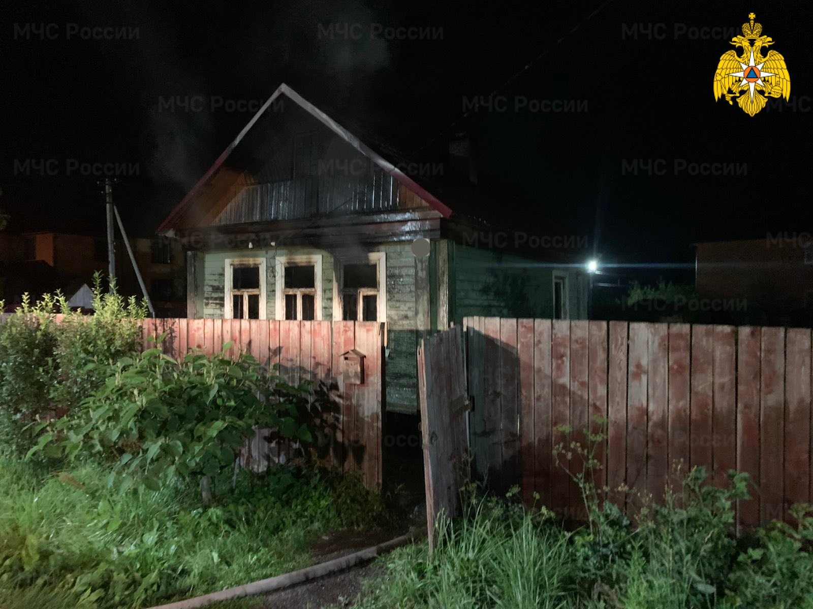 Два человека погибли ночью на пожаре в городе Гагарин