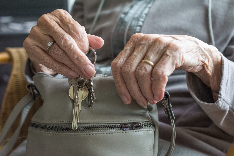 85-летняя смолянка поверила незваным гостям и лишилась денег