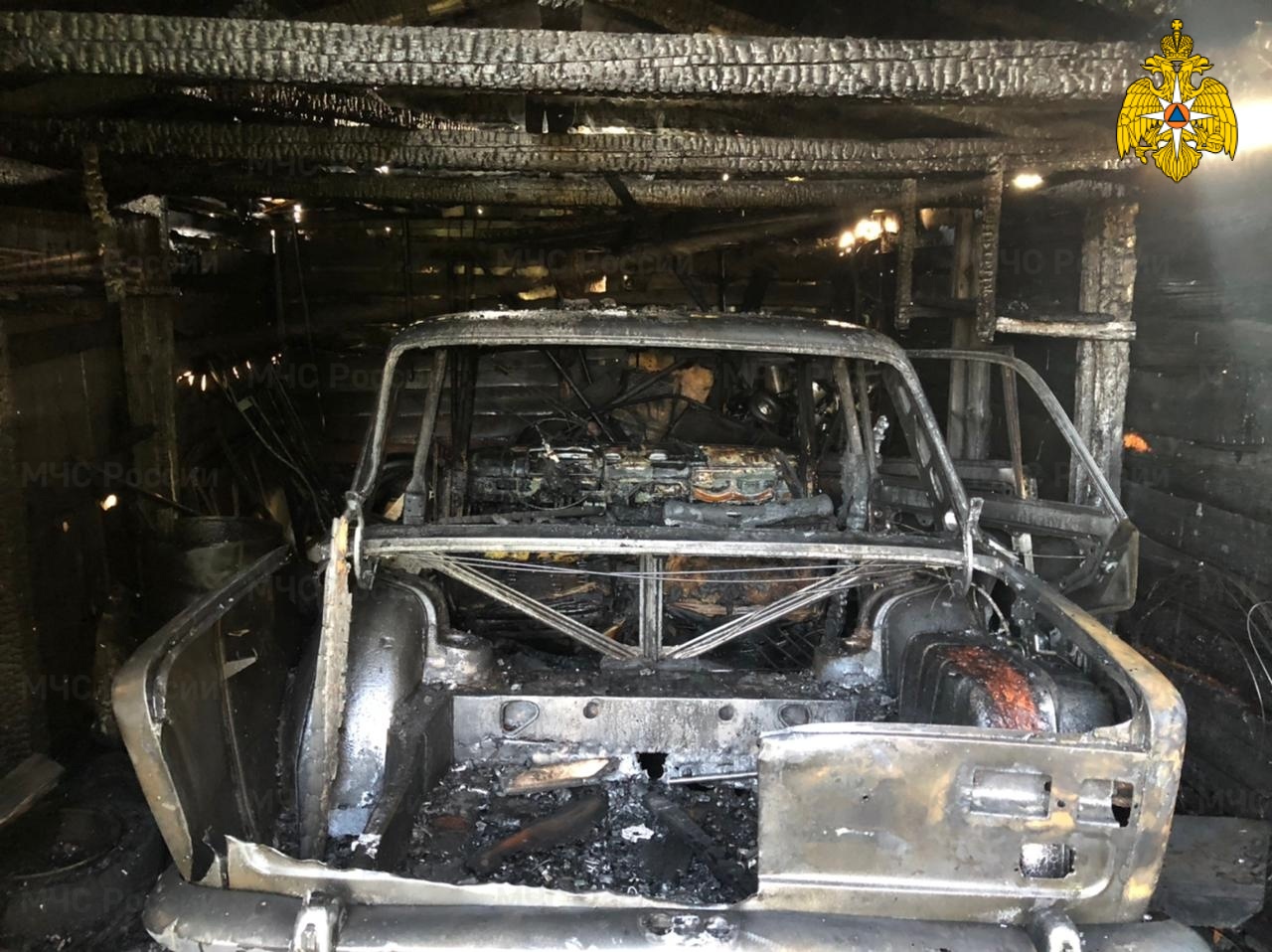 В Вязьме горел гараж с автомашиной