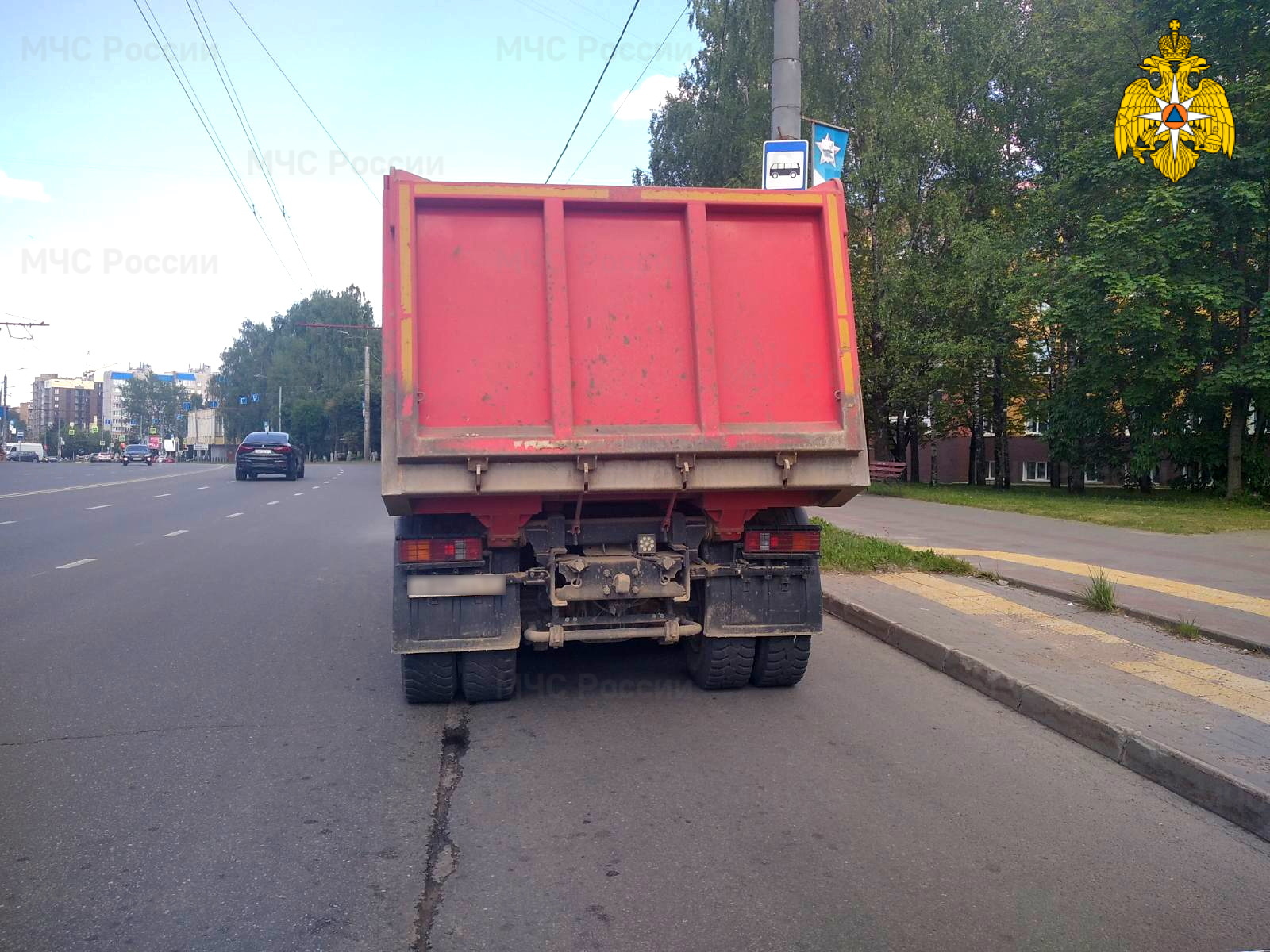 В Смоленске на улице Кирова на ходу загорелся грузовик