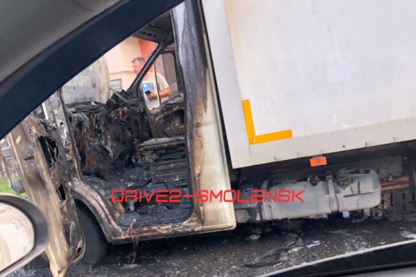 В Смоленске на улице Кирова загорелся грузовик