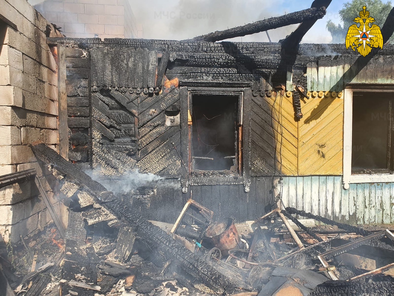 В Рославльском районе дотла сгорел дом с пристройкой
