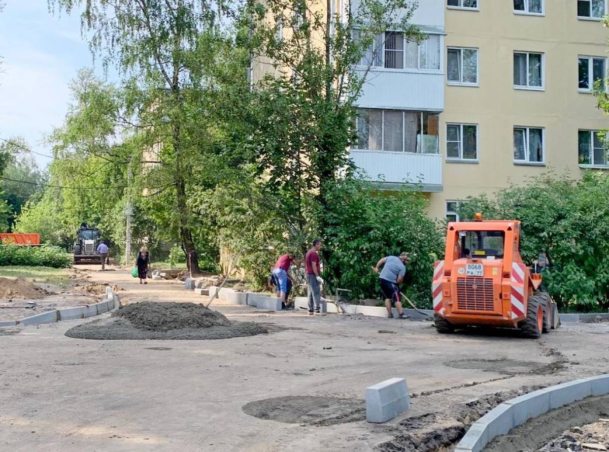 В Смоленске старшие по домам приняли участие в штабе по ремонту межквартальных проездов