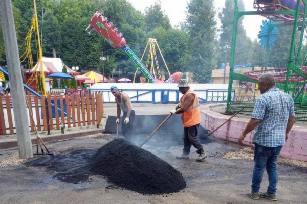 В Смоленске в Лопатинском саду продолжается ремонт пешеходных дорожек 