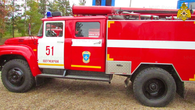 В Шумячском районе спасатели не позволили огню «перекинуться» на жилой дом