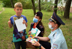 Смоленские полицейские продолжают благотворительную акцию «Помоги пойти учиться»