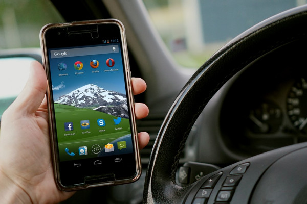 В Десногорске злоумышленник похитил из автомобиля мобильный телефон