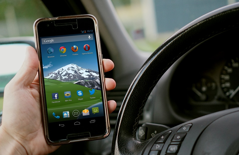 В Десногорске злоумышленник похитил из автомобиля мобильный телефон