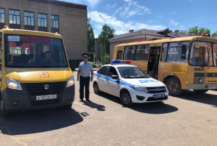 В Рославльском районе госавтоинспекторы проверяют техническое состояние школьных автобусов