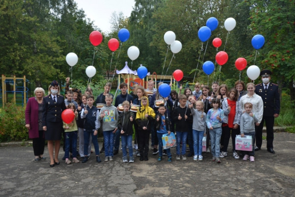 Смоленские полицейские поздравили с началом учебного года ребят из детского дома «Гнездышко»