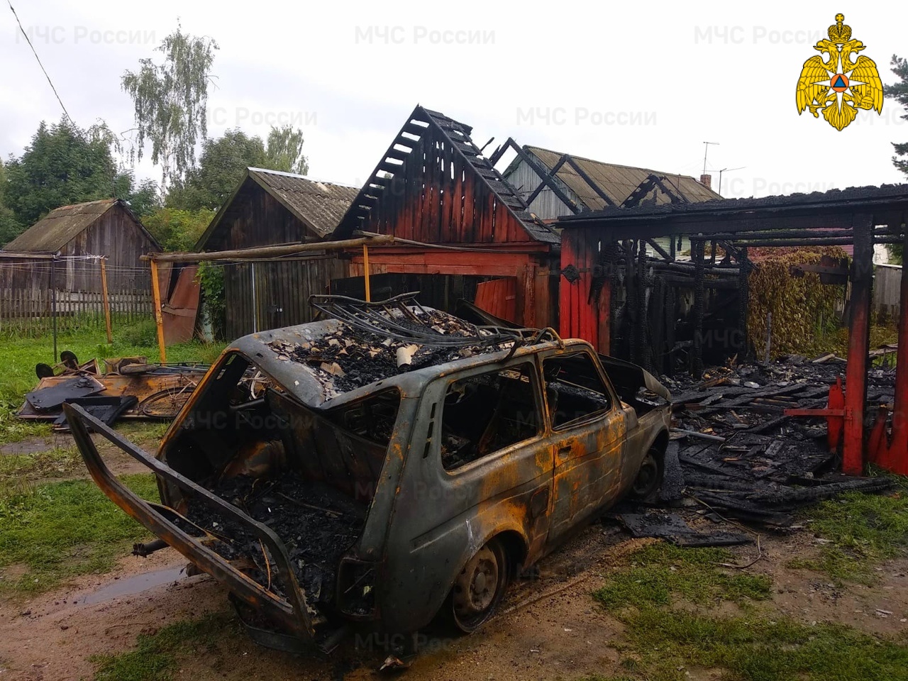В городе Демидове сгорел гараж с автомобилем «Нива»