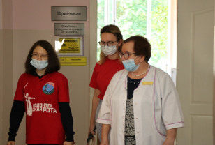 В Смоленске волонтёры помогают врачам заполнять сертификаты о вакцинации