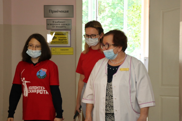 В Смоленске волонтёры помогают врачам заполнять сертификаты о вакцинации