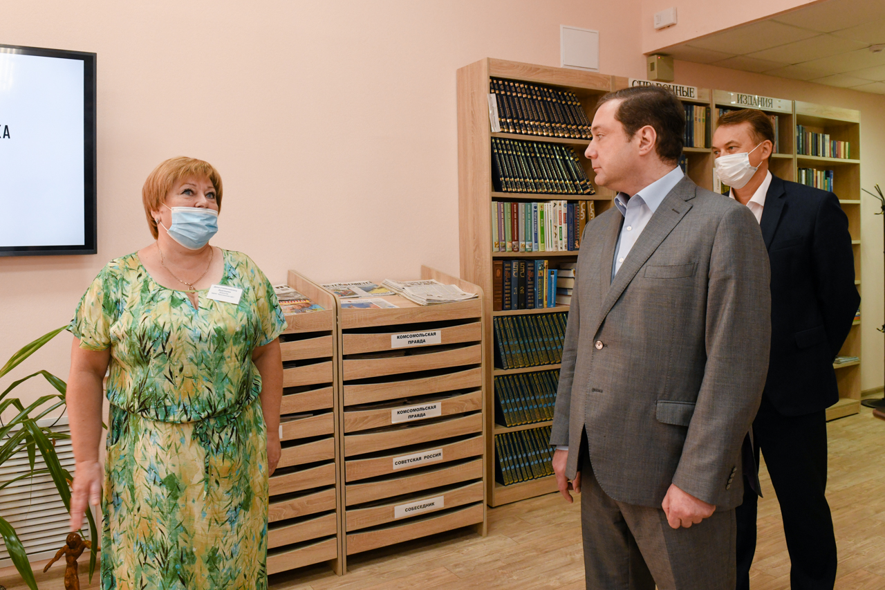 Алексей Островский лично проверил, как преобразилась Краснинская центральная районная библиотека