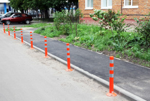 На тротуаре возле роддома по улице Кирова установили ограждающие сигнальные столбики