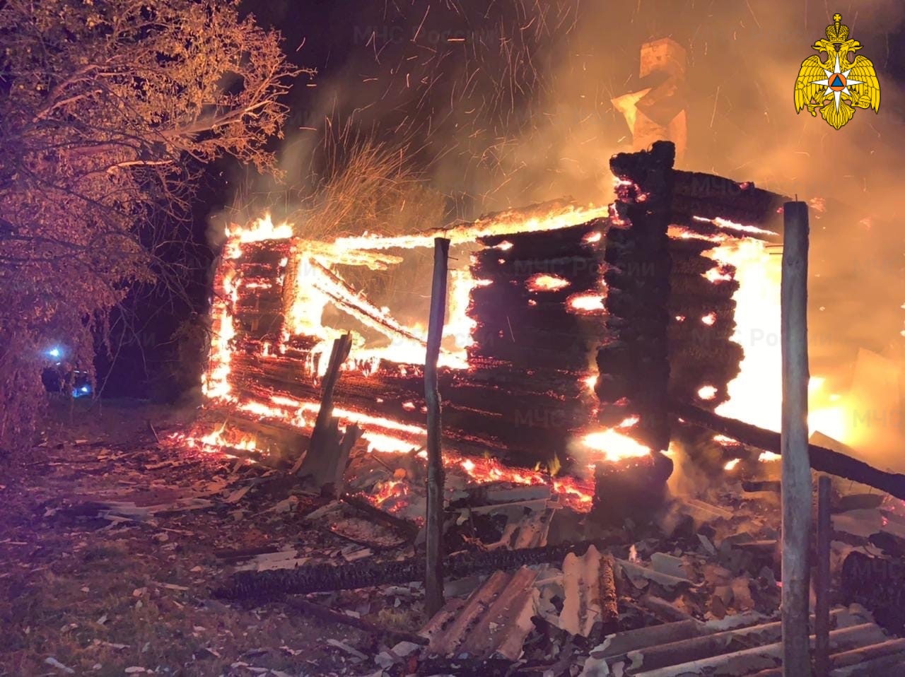 В Сафоновском районе дотла сгорели дом и хозпостройка