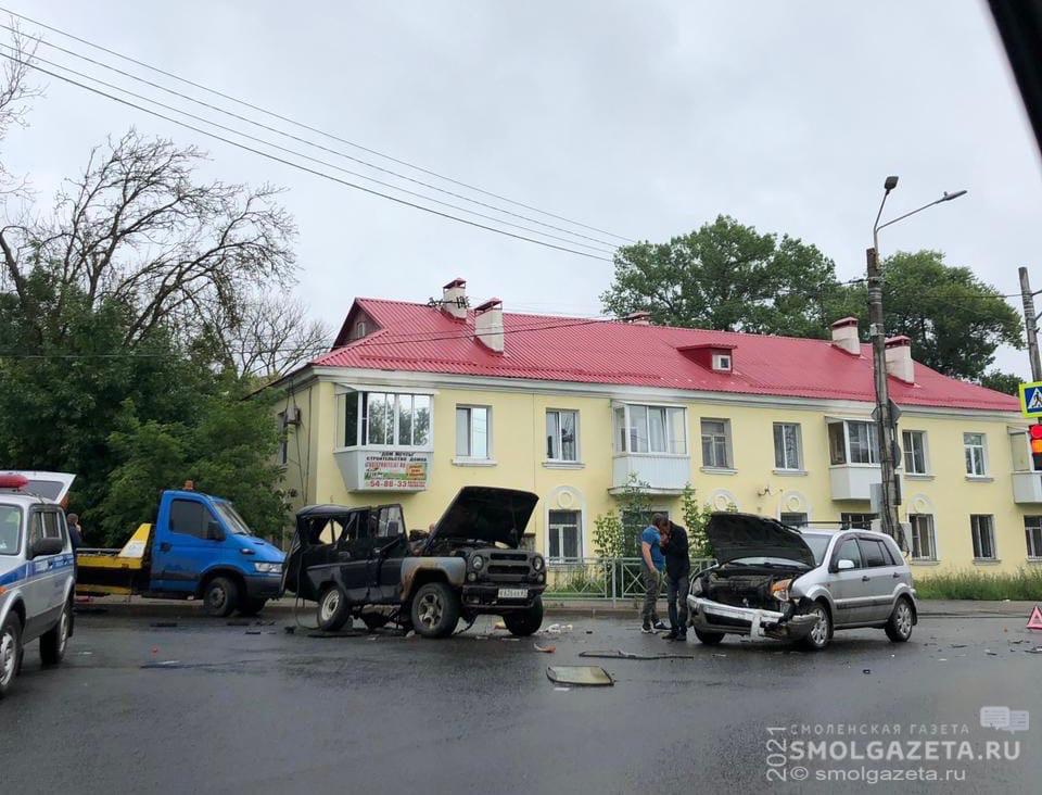 В Смоленске на Витебском шоссе произошла серьезная авария