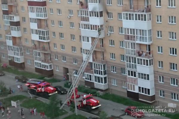В Смоленске на Киевском шоссе загорелась квартира