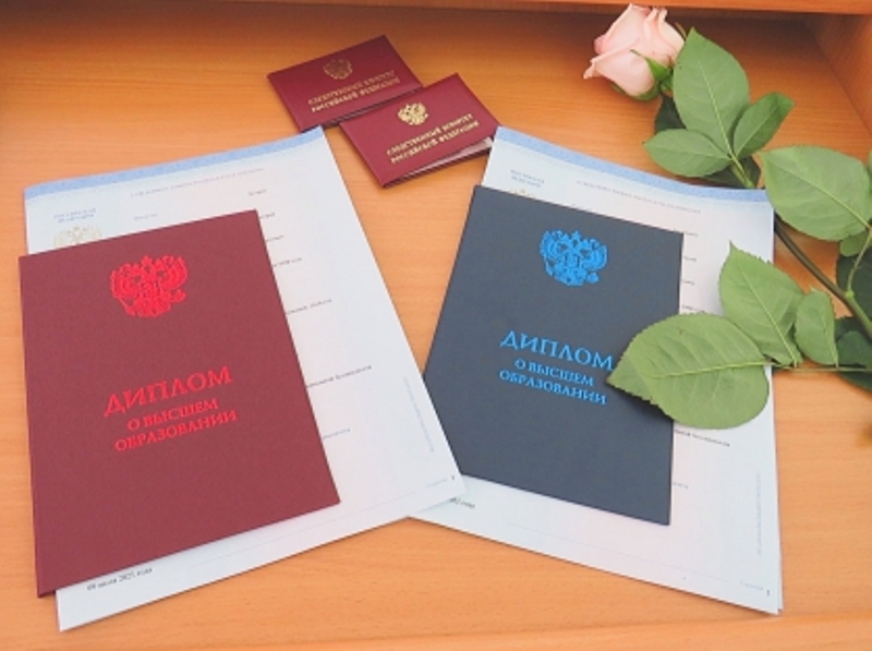 Выпускникам Московской академии Следственного комитета вручены дипломы и служебные удостоверения 