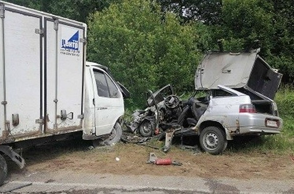 В Смоленской области столкнулись грузовой фургон и легковушка