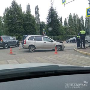 В Смоленске на улице Дзержинского столкнулись автомобили