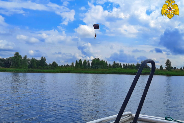 В Смоленском районе спасатели-десантники отработали прыжки с парашютом на воду