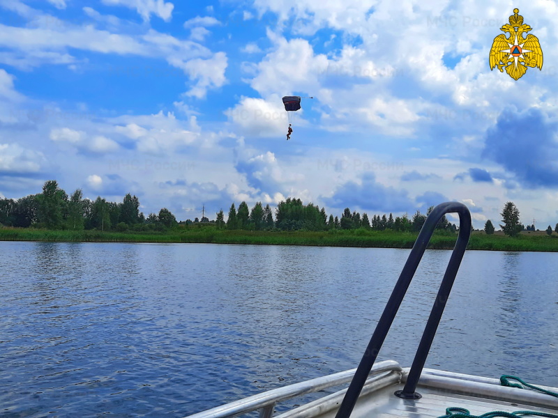 В Смоленском районе спасатели-десантники отработали прыжки с парашютом на воду