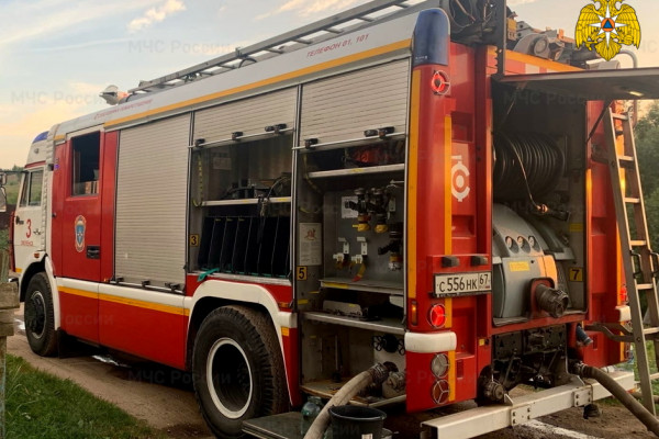 Смоленские спасатели оперативно ликвидировали пожар в автомагазине