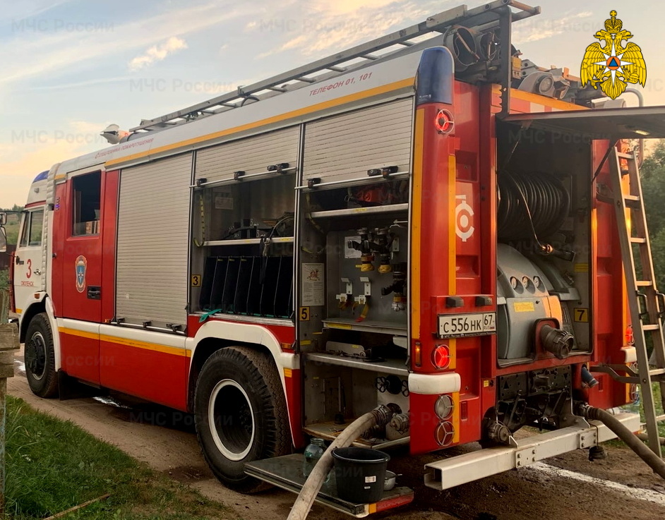 Смоленские спасатели оперативно ликвидировали пожар в автомагазине