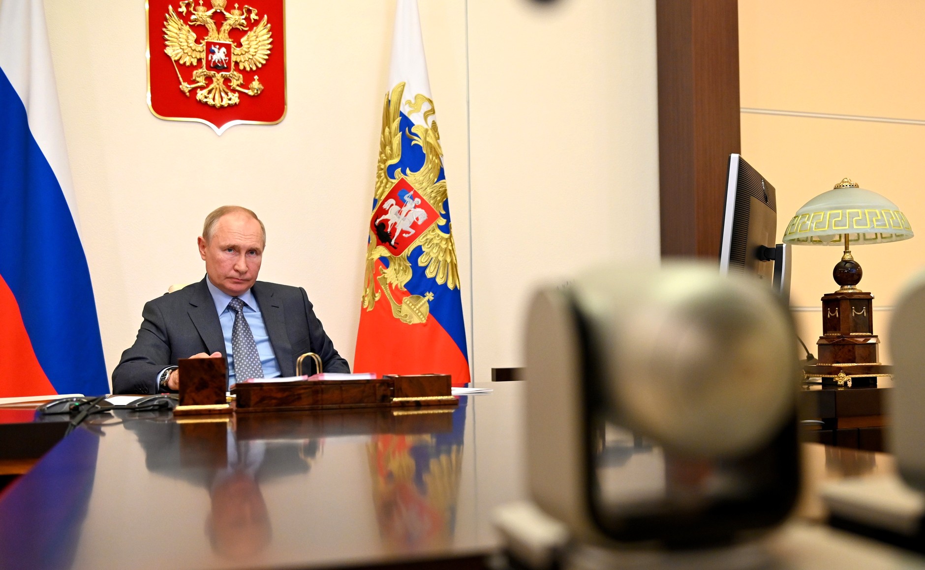 Владимир Путин поручил помочь людям с хроническими заболеваниями в зонах задымлений в России