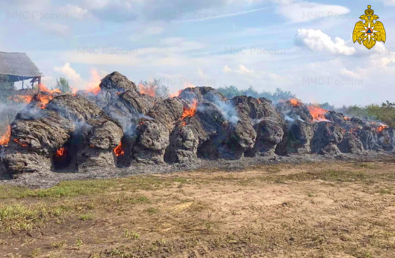 В Монастырщинском районе сгорели 60 рулонов сена