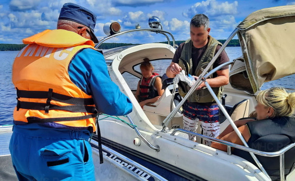 На Смоленщине спасатели напомнили рыбакам о безопасности