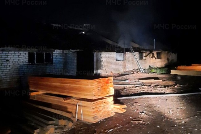 В Смоленской области загорелось здание пилорамы
