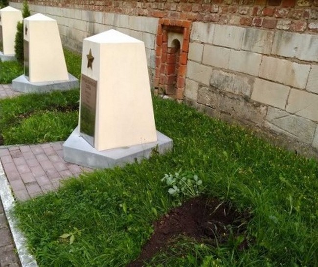 Ночью в Смоленске в Сквере Памяти Героев выкопали две туи
