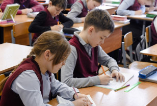 Алексей Островский совместно с руководством ПФР держит на особом контроле вопрос выплат «на школьников» 