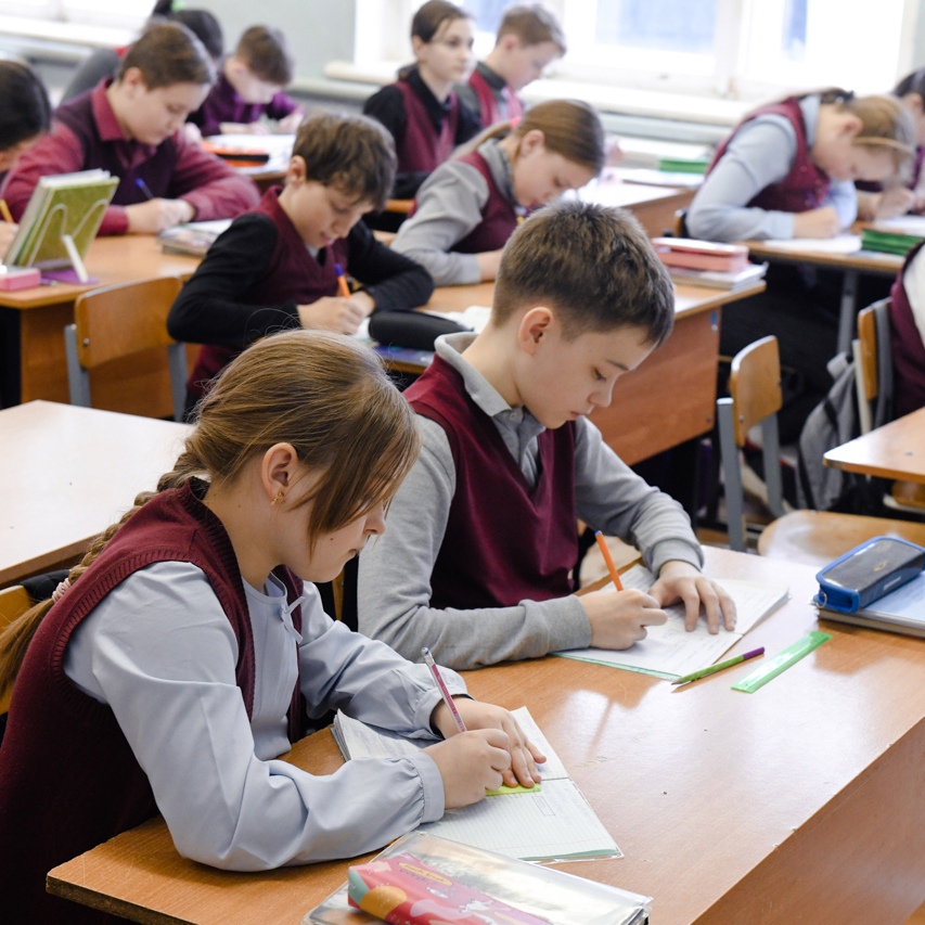 Алексей Островский совместно с руководством ПФР держит на особом контроле вопрос выплат «на школьников» 