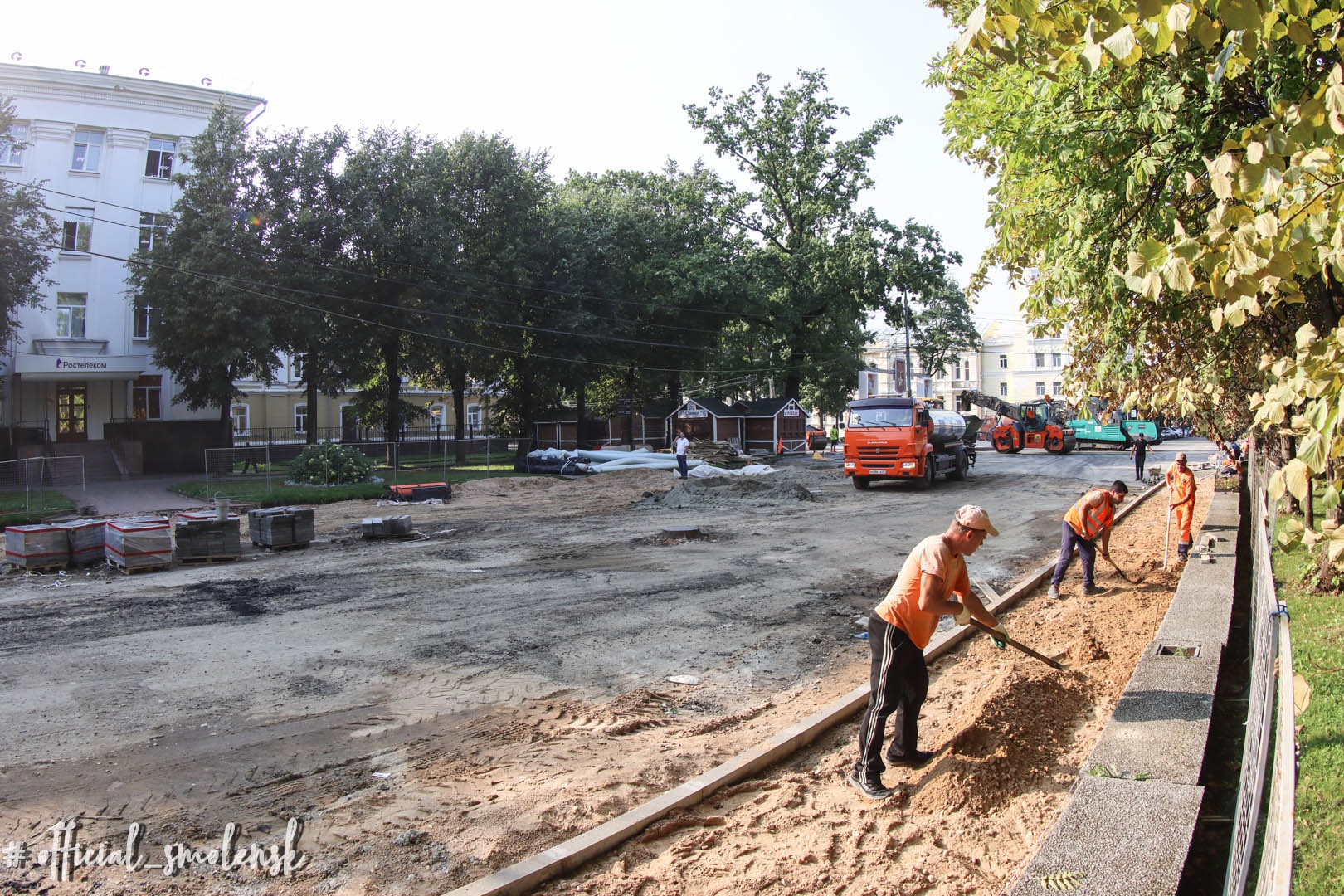 В центре Смоленска продолжаются активный ремонт дорог