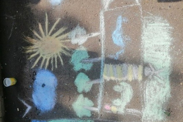 В Сафонове полицейские провели конкурс рисунков на асфальте
