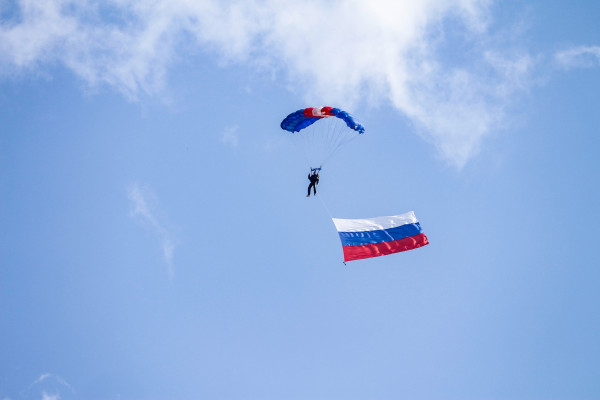 Юные смоляне совершили свои первые прыжки с парашютом