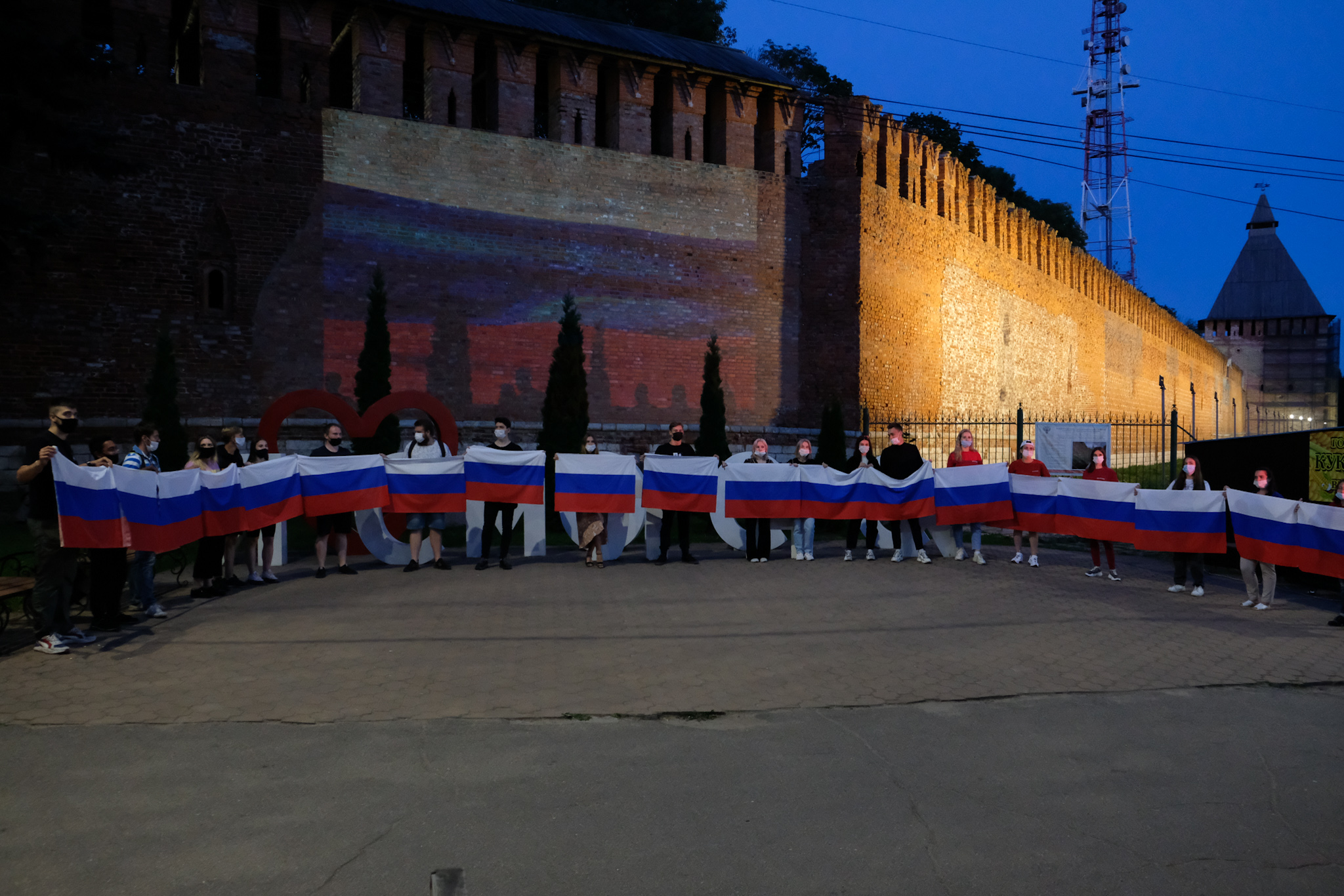 Смоленские активисты провели акцию в честь Дня флага России