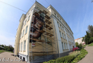 В Смоленске завершают масштабное граффити с изображением Юрия Гагарина