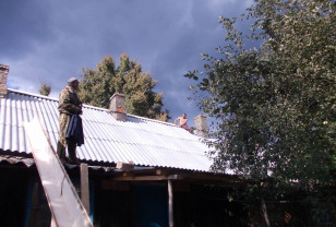 В селе Ворга Ершичского района отремонтировали крышу многоквартирного дома