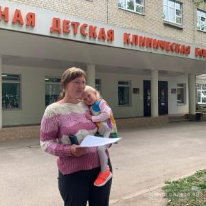 Найденную в лесу в Смоленской области годовалую девочку выписали из больницы