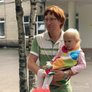 Найденную в лесу в Смоленской области годовалую девочку выписали из больницы