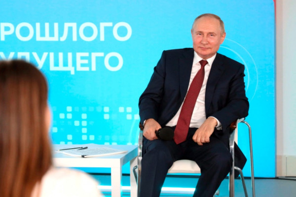 Владимир Путин призвал молодёжь доверять только качественной информации 
