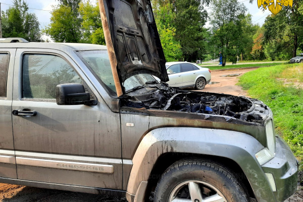 В городе Сафоново горел автомобиль Jeep Cherokee